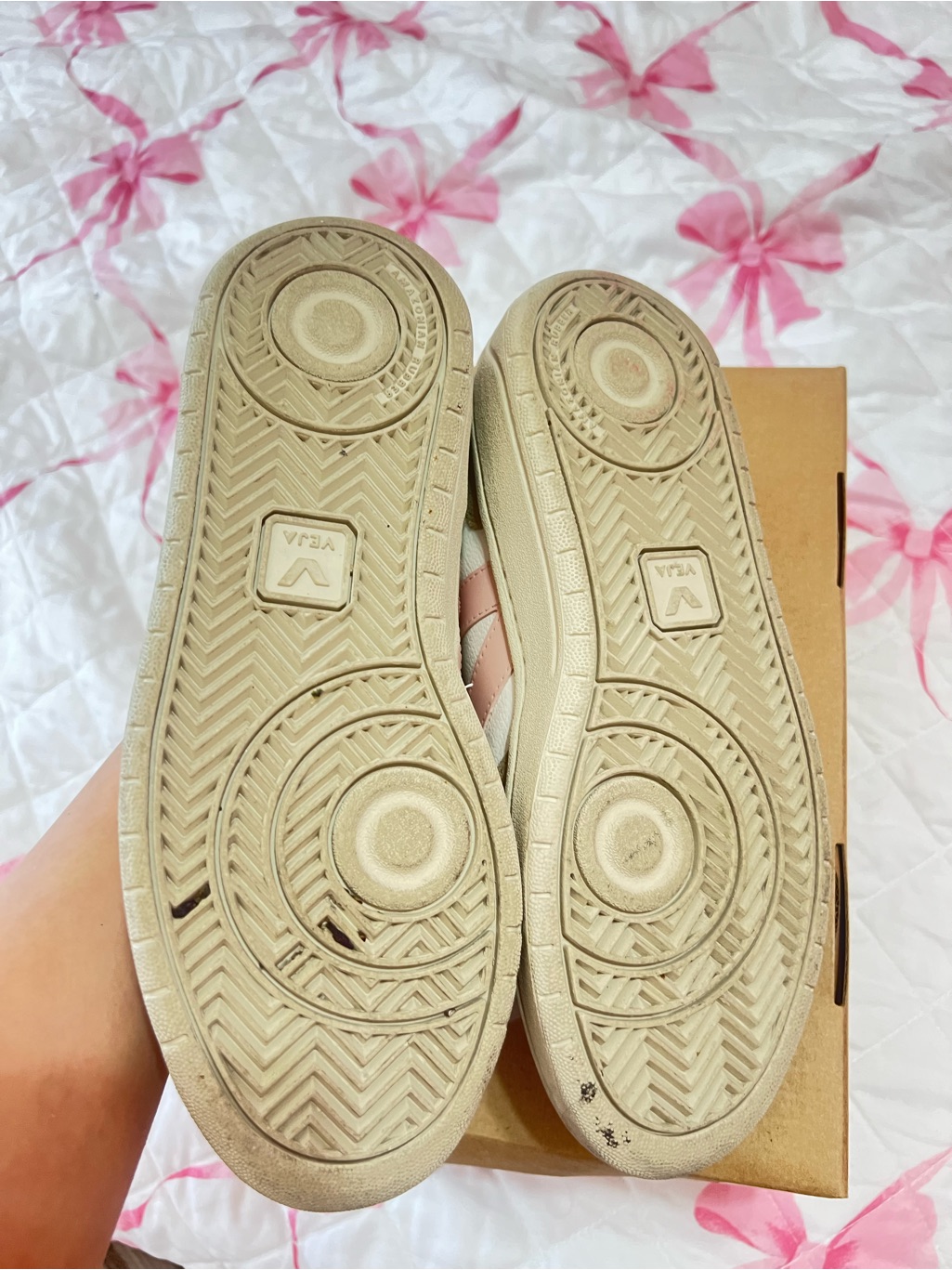 Veja Women’s V-10 Sneakers In White, Beige & Pink Size 7 — image 4 of 7